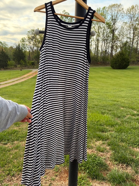 Old Navy Dresses & Skirts - Old Navy b&w striped knit swing sleeveless dress